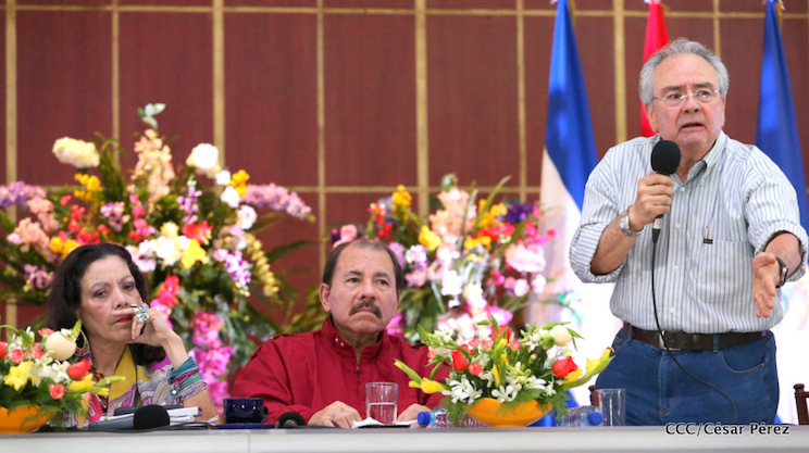 Compa&ntilde;ero Gustavo Porras con Daniel, Rosario y Trabajador@s